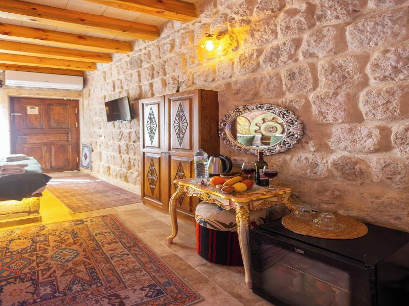 Bayar Cave Suites image
