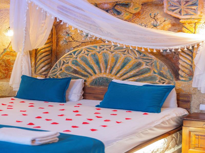Bayar Cave Suites image