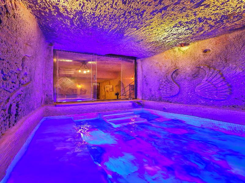 Bayar Cave Suites image