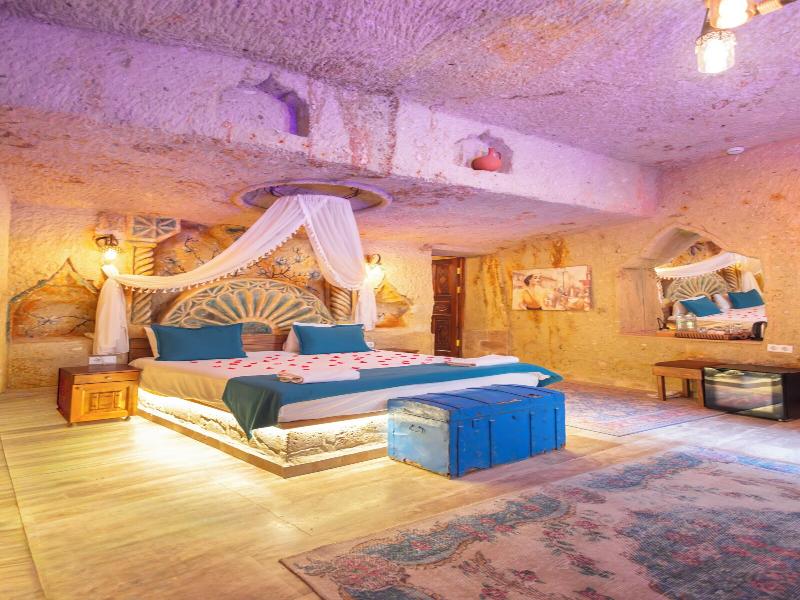 Bayar Cave Suites image