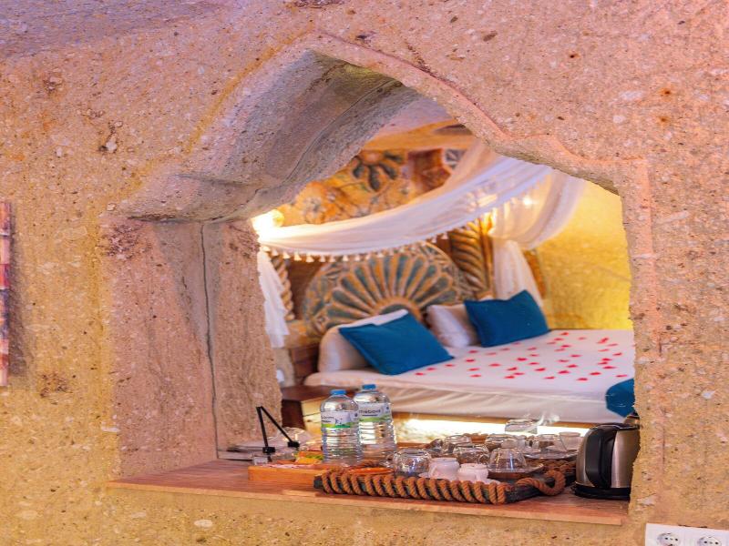 Bayar Cave Suites image