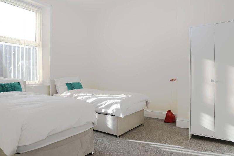 Stunning 5 Bed House In Newcastle Upon Tyne image