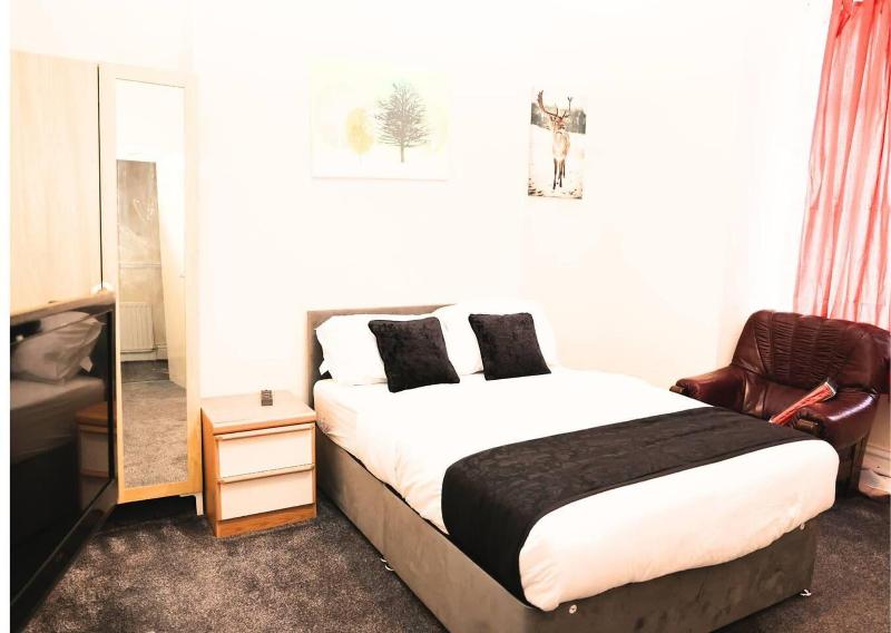 Stunning 5 Bed House In Newcastle Upon Tyne image