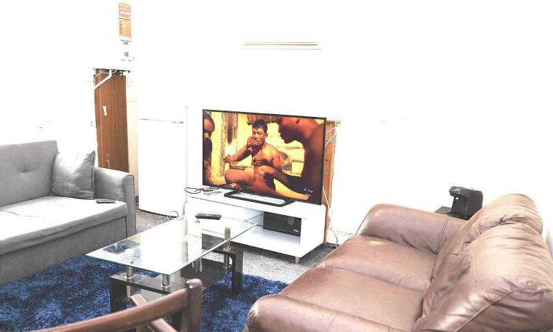 Stunning 5 Bed House In Newcastle Upon Tyne image