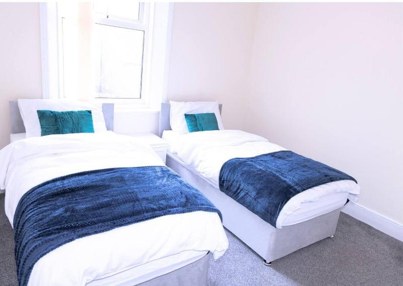 Stunning 5 Bed House In Newcastle Upon Tyne image