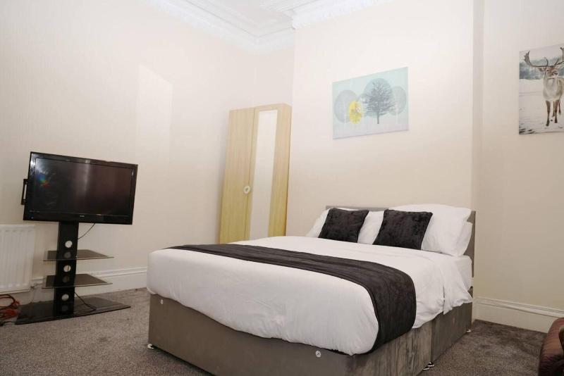 Stunning 5 Bed House In Newcastle Upon Tyne image