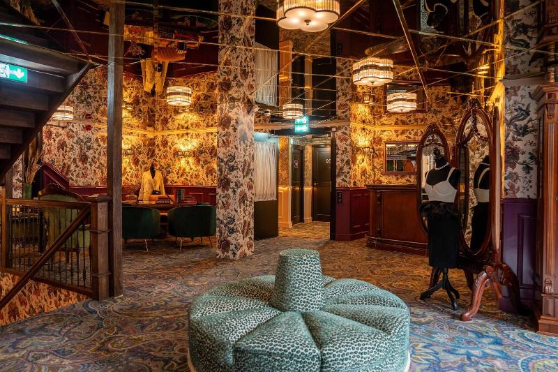 Hotel Charmante image