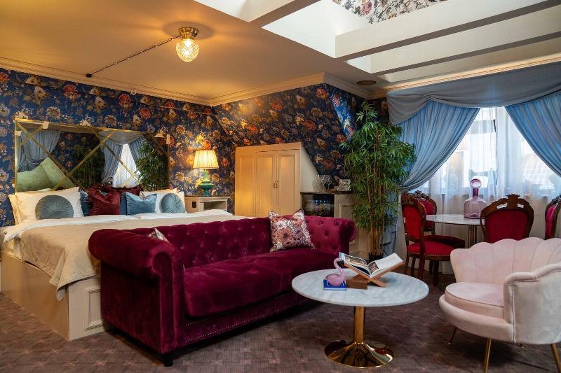 Hotel Charmante image