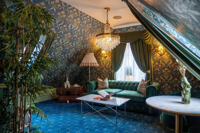 Hotel Charmante image