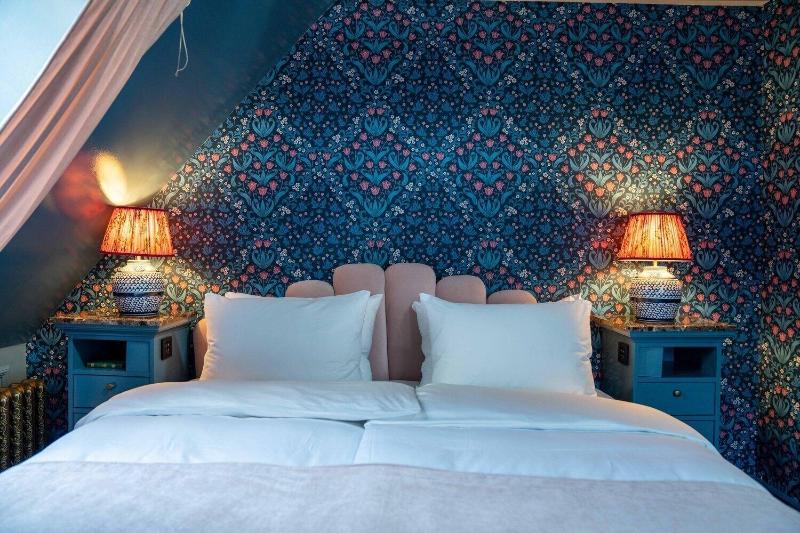 Hotel Charmante image