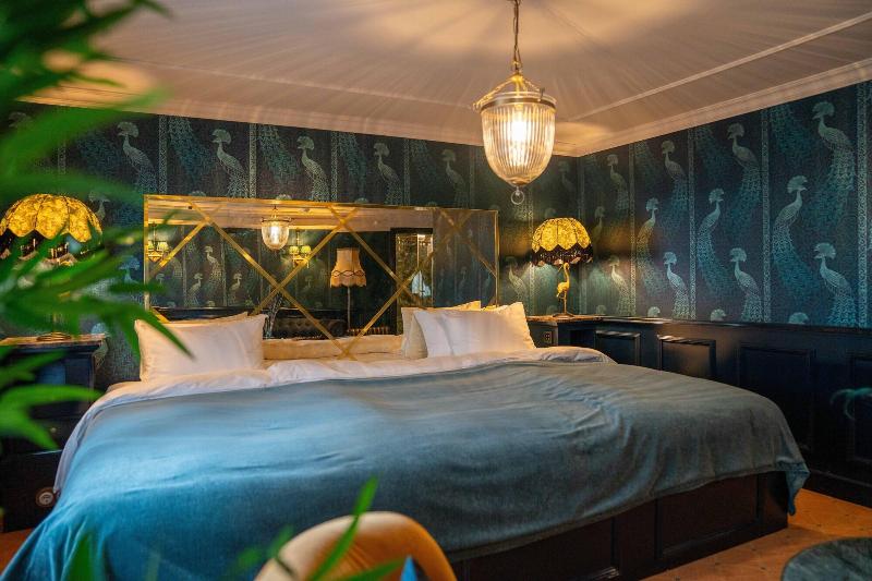 Hotel Charmante image