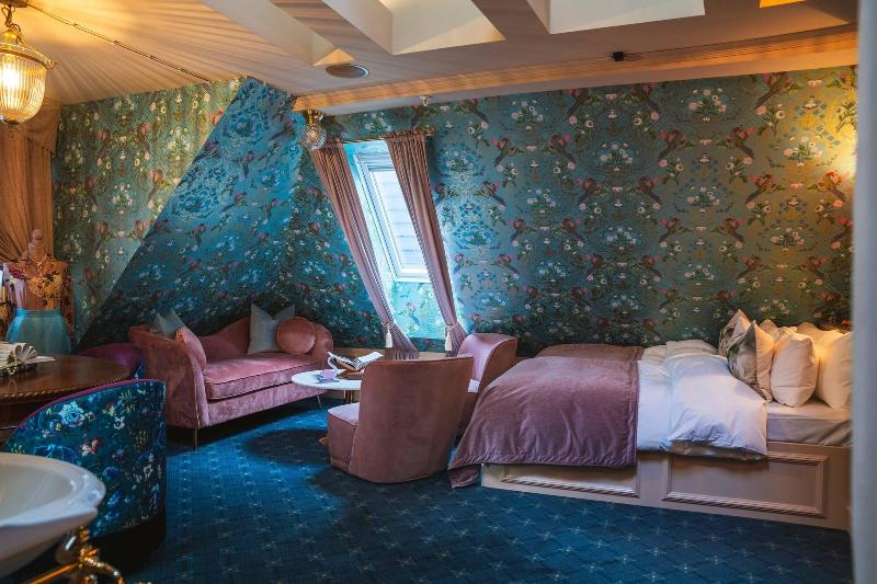 Hotel Charmante image