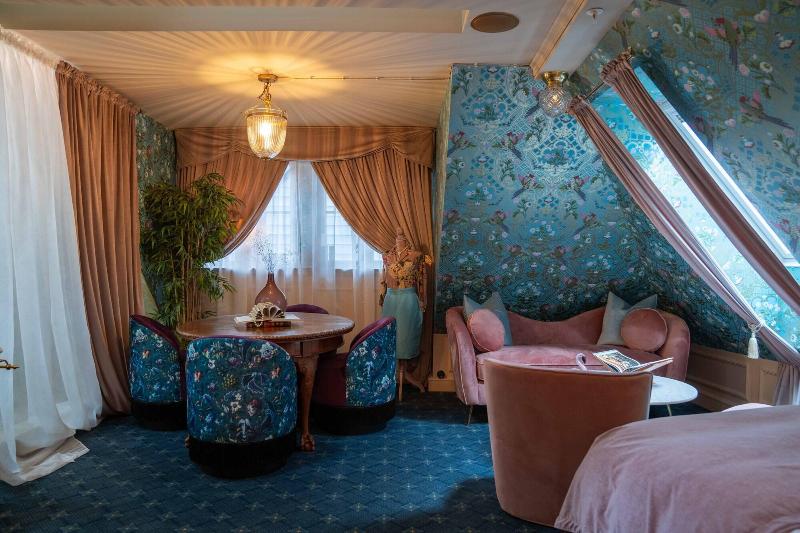 Hotel Charmante image