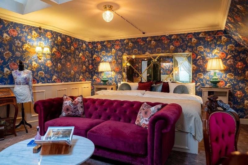 Hotel Charmante image