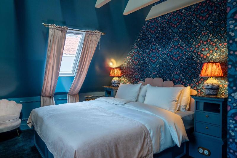 Hotel Charmante image
