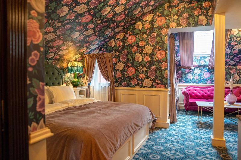 Hotel Charmante image