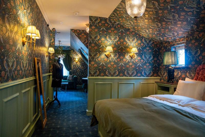 Hotel Charmante image