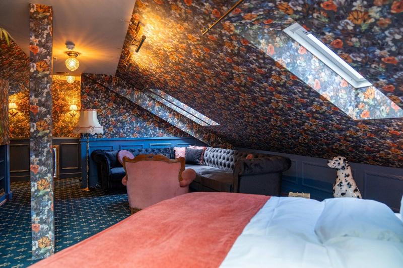 Hotel Charmante image