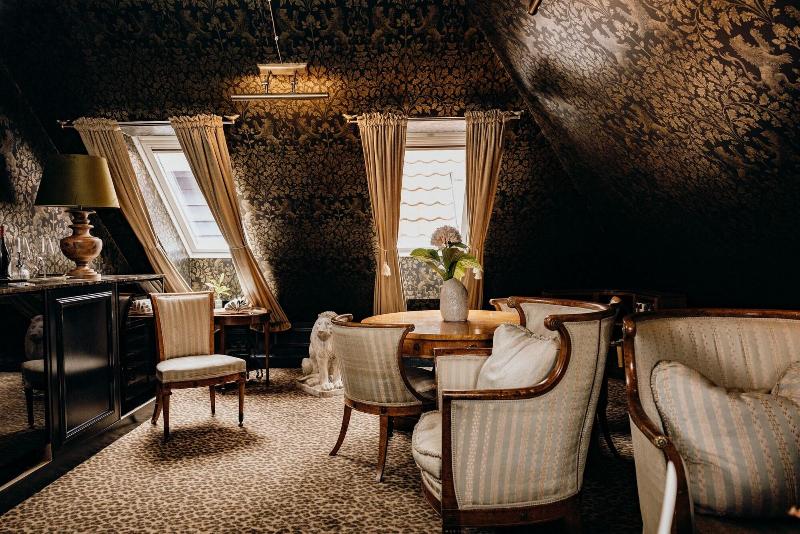 Hotel Charmante image