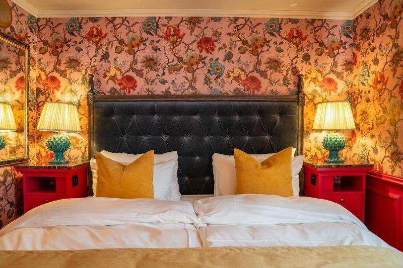 Hotel Charmante image