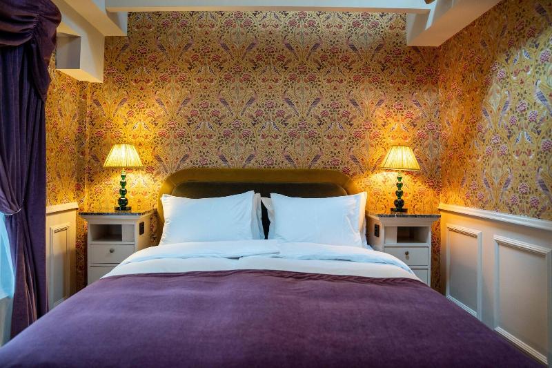 Hotel Charmante image