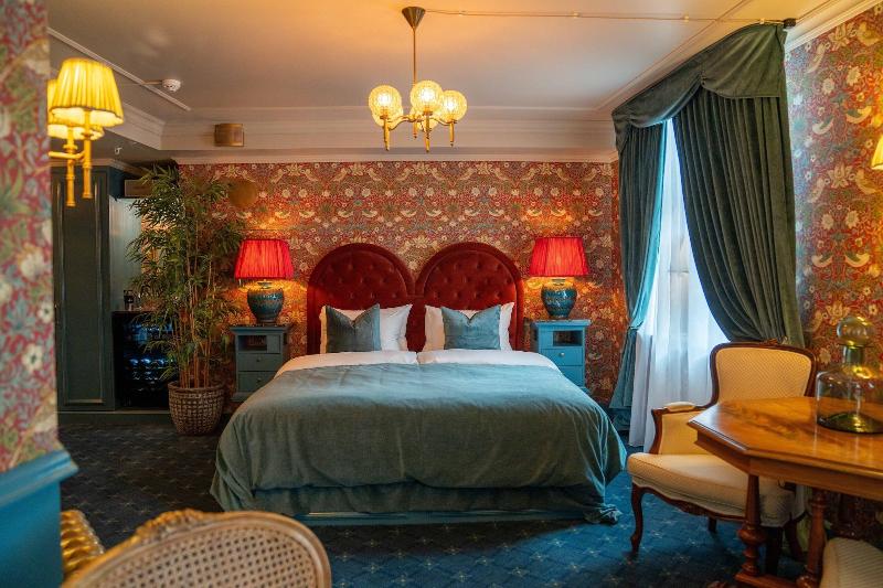 Hotel Charmante image