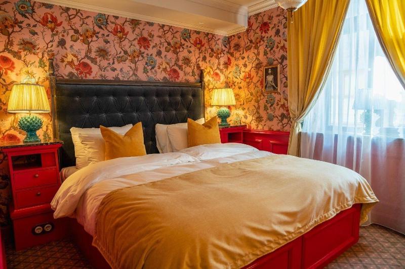 Hotel Charmante image
