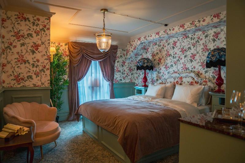 Hotel Charmante image