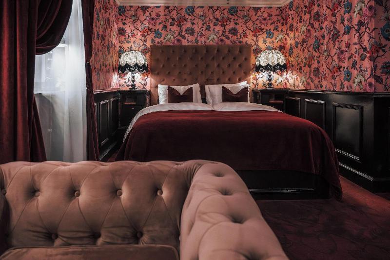 Hotel Charmante image