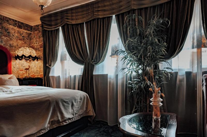 Hotel Charmante image