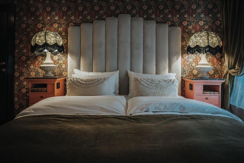 Hotel Charmante image