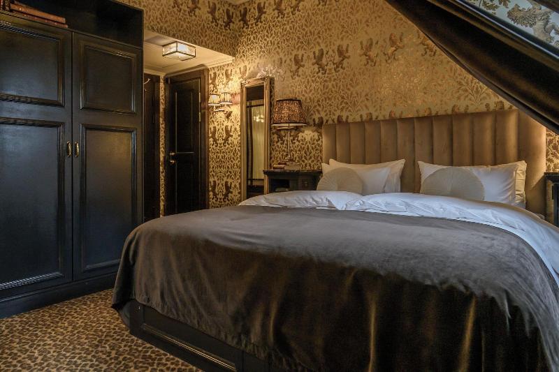 Hotel Charmante image