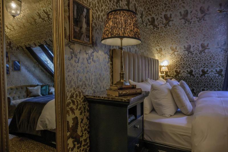 Hotel Charmante image