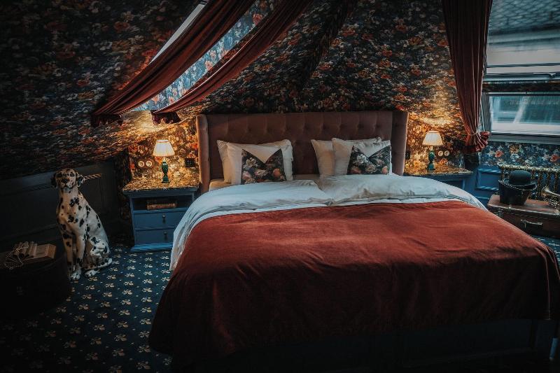 Hotel Charmante image