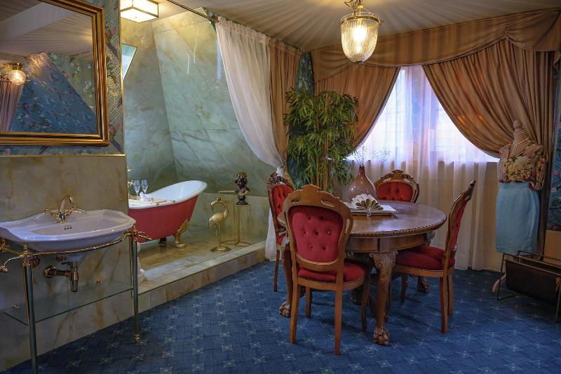 Hotel Charmante image