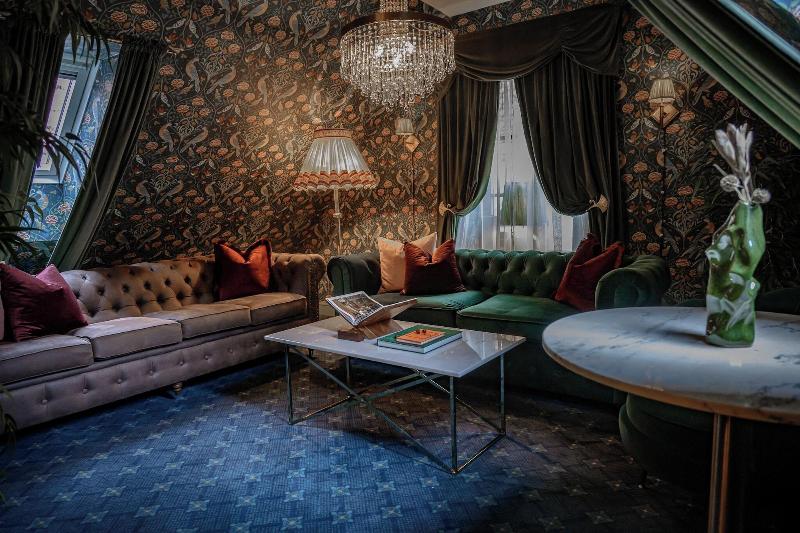Hotel Charmante image