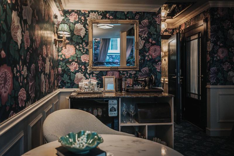 Hotel Charmante image