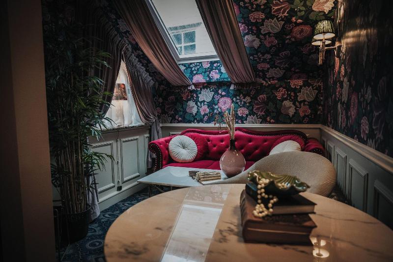Hotel Charmante image