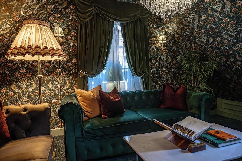 Hotel Charmante image
