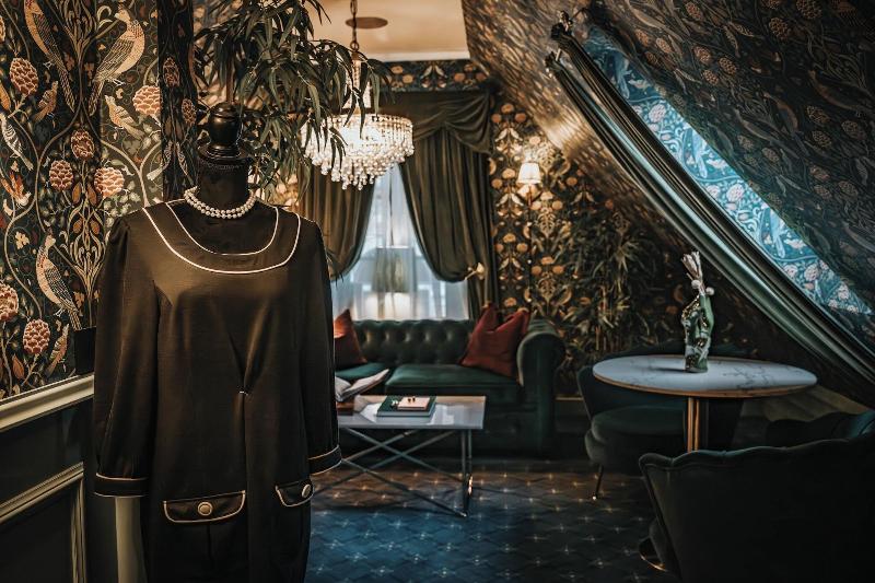 Hotel Charmante image