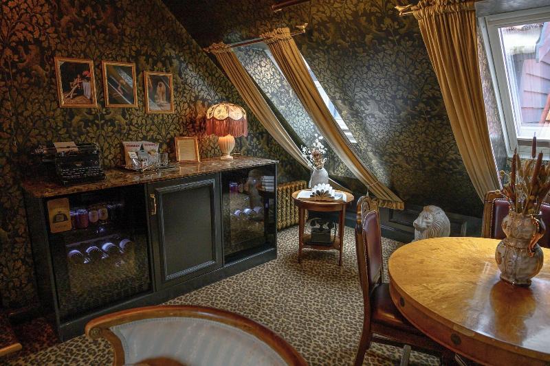Hotel Charmante image