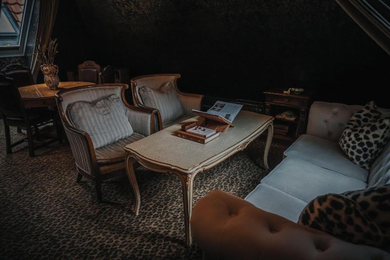 Hotel Charmante image