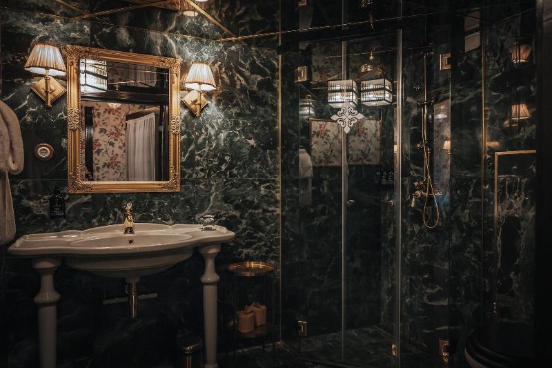 Hotel Charmante image