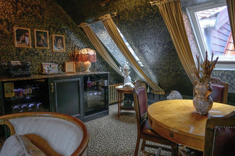 Hotel Charmante image