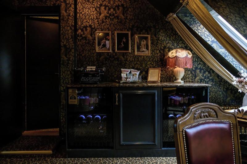 Hotel Charmante image