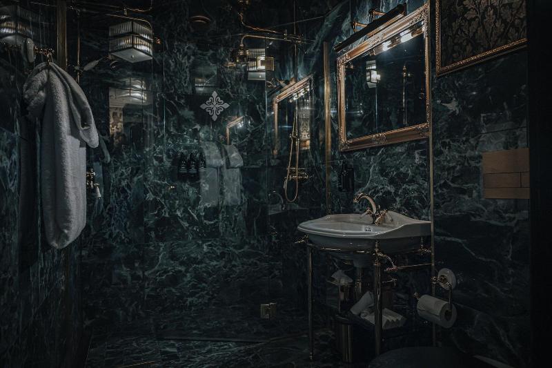 Hotel Charmante image