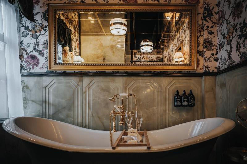 Hotel Charmante image