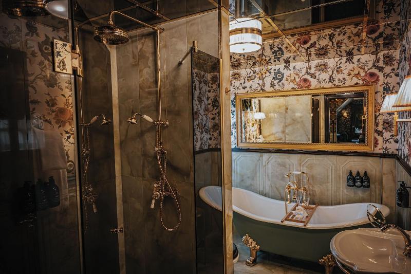 Hotel Charmante image