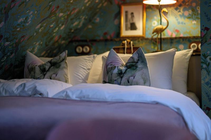 Hotel Charmante image