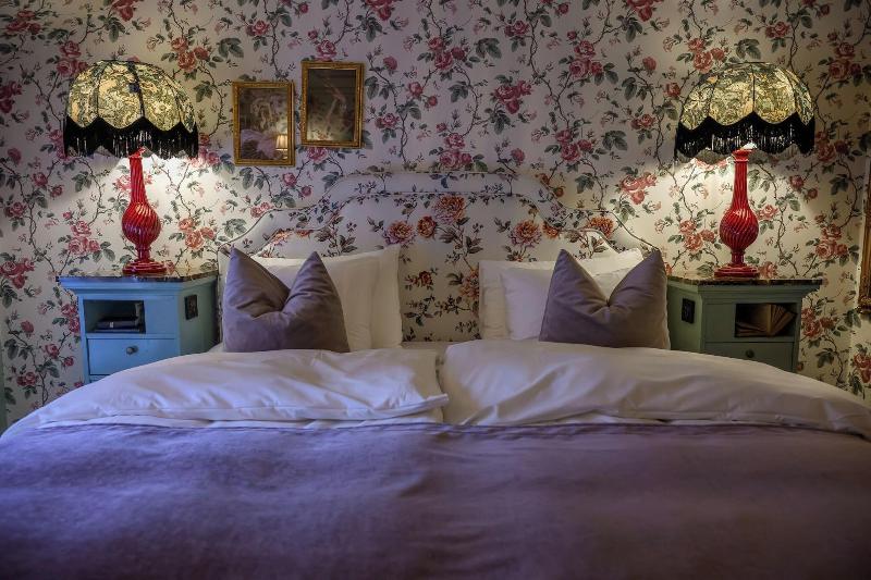 Hotel Charmante image